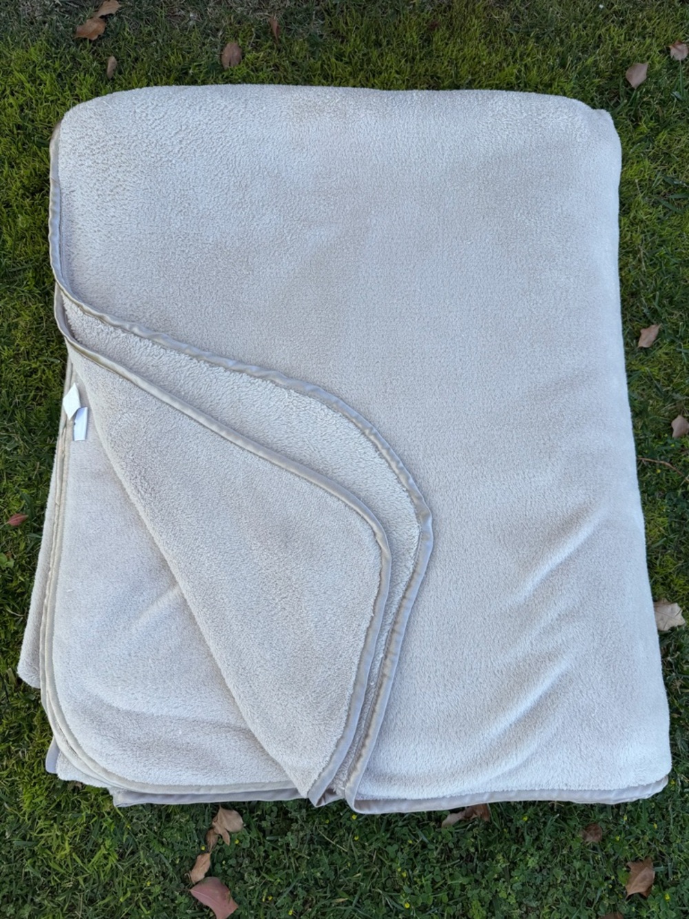Brookstone NAP Plush Blanket Satin Trim All-Season Light Tan Soft Cozy King FLAW